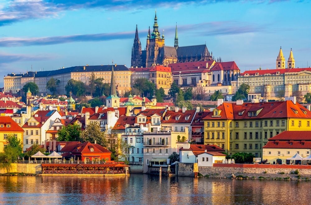 https://assets.mymaggie.ai/uploads/Cover_Prague_68d3fa70f0.jpg local